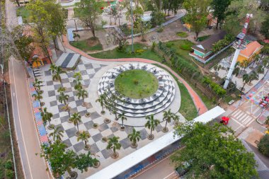 Yerleşim yerlerinin çatıları olan kare manzaralı bir anıt. Yukarıdan kentsel konut geliştirme. Üst Manzara. Tayland 'ın Isan kentindeki bir kasabada gayrimenkul. Gayrimenkul.
