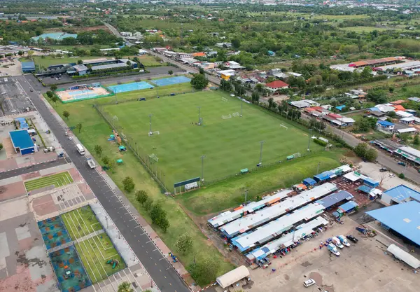サッカーサッカーのスポーツレクリエーションフィールドグラウンド 大学や大学の学校のキャンパスの建物と国立競技場の空中トップビュー アジアの都市の町 緑のコートアリーナ — ストック写真