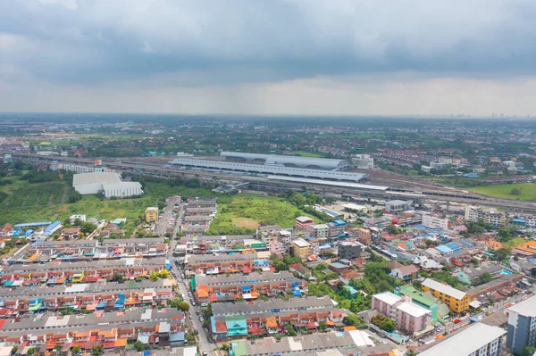 Bangkok Tren İstasyonu 'nun havadan görünüşü, BTS' nin şehir merkezindeki gökdelen binaları, Bangkok şehir merkezi silueti, Tayland. Otoyollardaki trafik arabaları.