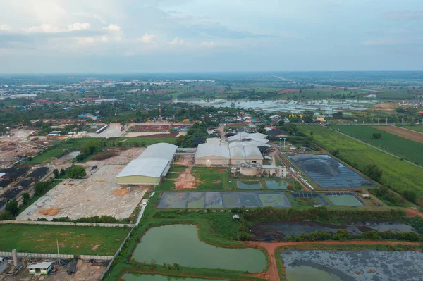 Çevre Kirliliğinde Endüstriyel Fabrikada Farklı Türde Çöp Yığını Plastik Torba — Stok fotoğraf