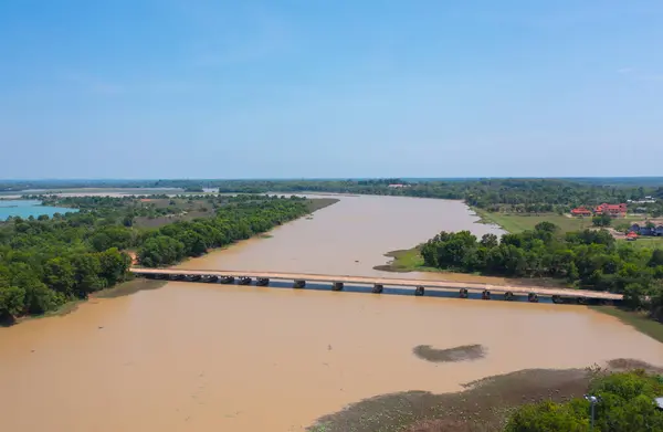 Widok Lotu Ptaka Most Thai Laos Rzeką Mekong Zielonym Wzgórzem — Zdjęcie stockowe