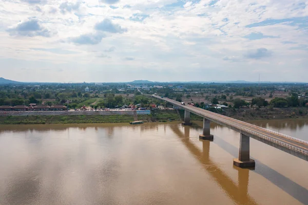 泰老大桥与湄公河的空中景观 青山丘陵 泰国Ubon Ratchathani的自然景观背景 — 图库照片