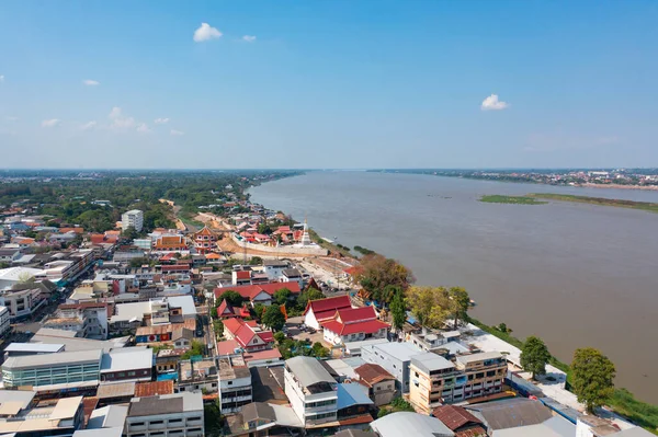 Yeşil dağ tepeli Mekong Nehri 'nin havadan görünüşü. Ubon Ratchathani, Tayland ve Laos 'taki doğa manzarası.