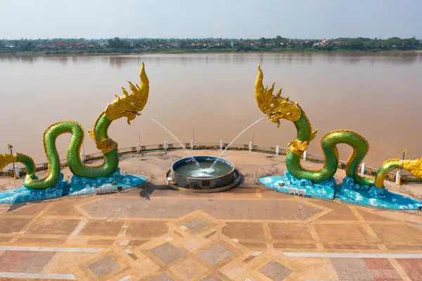 Wat Roi Phra Putthabat Phu Manorom, Mukdahan City, Tayland 'da yılanlar ve yılanlar. Tayland Budist tapınağı mimarisi. Turistik bölge simgesi.