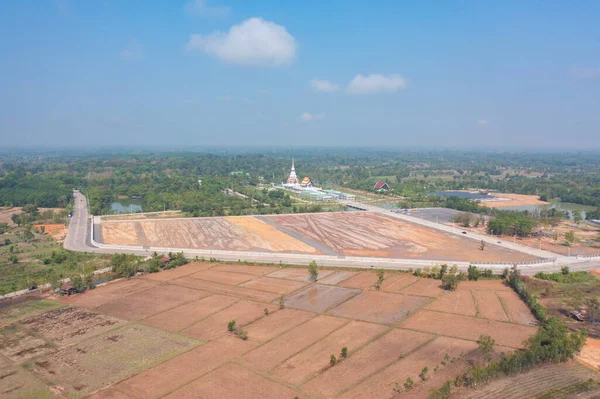 Wat Pa Ban Tad, Tayland 'ın başkenti Udon Thani' de yer alan bir Budist tapınağıdır. Tayland mimarisi arka planı. Turistik bölge simgesi.