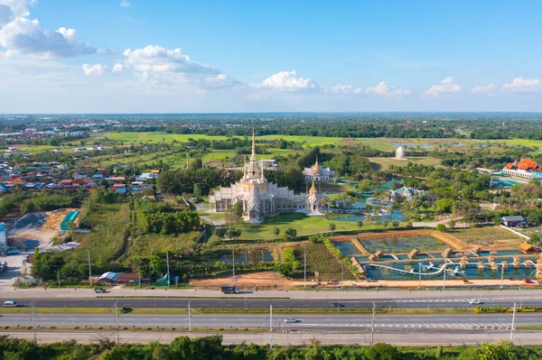 Wat Luang Phor Toh tapınağı tapınağı Tayland 'ın başkenti Nakhon Ratchasima' da bir Budist tapınağıdır. Tayland mimarisi arka planı. Turistik bölge simgesi.