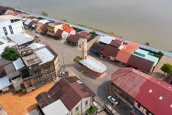 Nakhon Phanom saat kulesi manzaralı yerleşim yerlerinin çatıları olan bir anıt. Yukarıdan kentsel konut geliştirme. Üst Manzara. Tayland 'ın Isan kentindeki gayrimenkul..