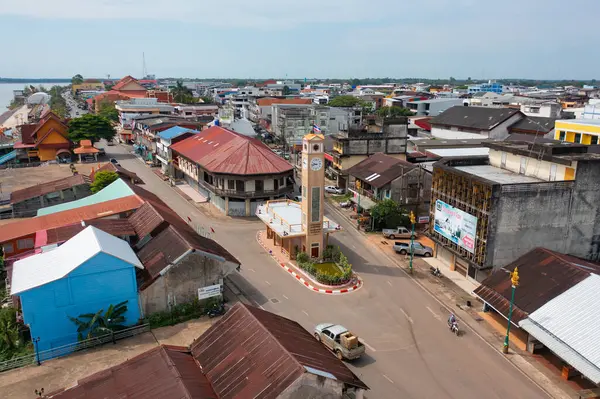 지붕이있는 스퀘어 기념비의 위에서 Isan City Town의 부동산 — 스톡 사진