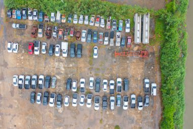 Bozuk eski araba fabrikasının hava manzarası kazalardan dolayı çöker. Kullanılan araçlar.