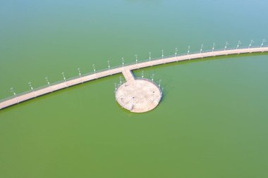 Thailand, Khon Kaen şehrindeki göl nehri ve bahçe parkı boyunca yürüme köprüsü..