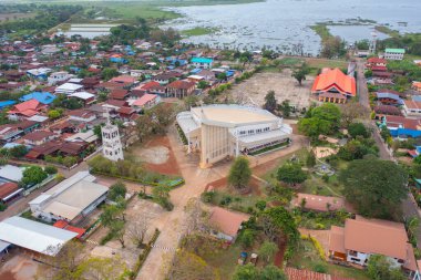 Kilise mimarisinin havadan görünüşü. Dini inançlar. Katolik dini. İsa ibadet. 