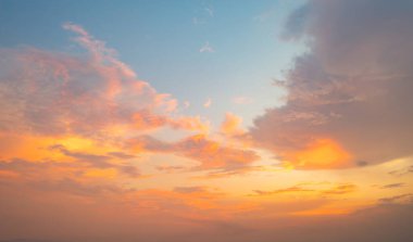 Gün batımı gökyüzü. Soyut doğa geçmişi. Alacakaranlık vakti turuncu renkli bulutlarla dramatik mavi.