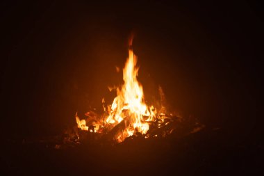 Kamp alanındaki siyah arkaplanda yangın izole edildi.