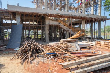 İnşaat işçileri altında vinç ve kazıcılarla çalışmakla meşgul. Çelik kaplı döşeme öncesi beton döşeme manzarası. Geliştirme mimari binası.