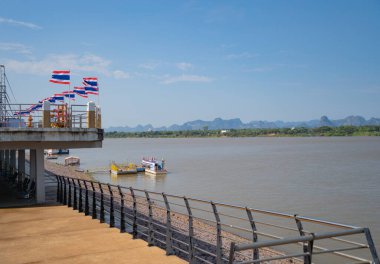Yeşil dağ tepeli Mekong Nehri 'nin havadan görünüşü. Ubon Ratchathani, Tayland ve Laos 'taki doğa manzarası.