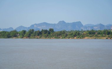 Yeşil dağ tepeli Mekong Nehri 'nin havadan görünüşü. Ubon Ratchathani, Tayland ve Laos 'taki doğa manzarası.