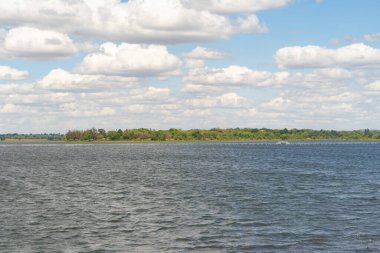 Yeşil dağ tepeli Mekong Nehri 'nin havadan görünüşü. Ubon Ratchathani, Tayland ve Laos 'taki doğa manzarası.