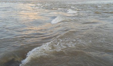 Göl ya da nehir suyu raftingi, parkta tekne kanalında kürek çekmek. Mae Sot, Tak, Tayland 'daki orman ağaçlarını gezmek. Doğa manzarası. Turist macera aktivitesi. Tatilde seyahat.