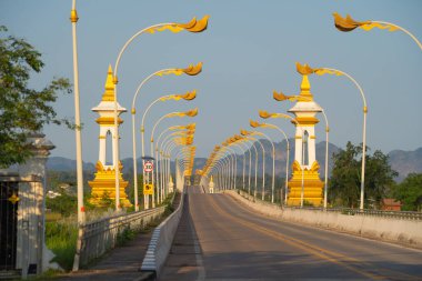 Tai Laos köprüsü ile Mekong Nehri ve yeşil dağ tepesi. Nong Khai, Tayland 'daki doğa manzarası..