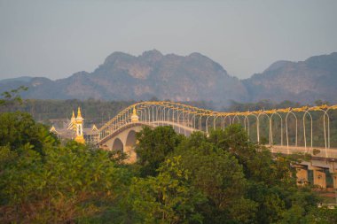 Tai Laos köprüsü ile Mekong Nehri ve yeşil dağ tepesi. Nong Khai, Tayland 'daki doğa manzarası..