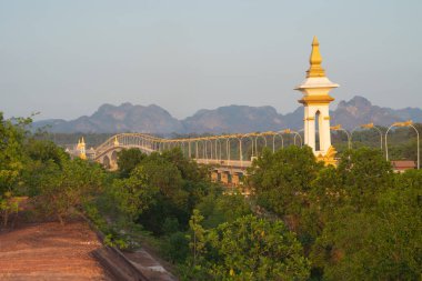 Tai Laos köprüsü ile Mekong Nehri ve yeşil dağ tepesi. Nong Khai, Tayland 'daki doğa manzarası..