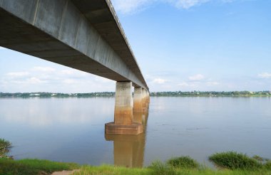 Tai Laos köprüsü ile Mekong Nehri ve yeşil dağ tepesi. Nong Khai, Tayland 'daki doğa manzarası..