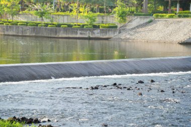 Lanet olası vinç. Tayland 'da doğal manzara arka planında elektrik için geri dönüşüm enerji endüstrisi kavramında rezervuar ve deniz suyu. Çevre.