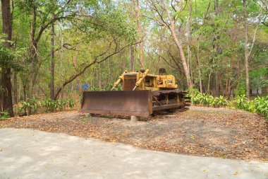 İnşaat traktörü, buldozer ya da trafik taşımacılığı ve tarım konseptinde sokak ya da yol kazma kazısı. Şehir merkezinde motor çalışıyor..