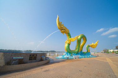 Wat Roi Phra Putthabat Phu Manorom, Mukdahan City, Tayland 'da yılanlar ve yılanlar. Tayland Budist tapınağı mimarisi. Turistik bölge simgesi.