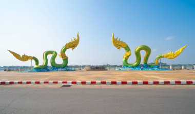 Wat Roi Phra Putthabat Phu Manorom, Mukdahan City, Tayland 'da yılanlar ve yılanlar. Tayland Budist tapınağı mimarisi. Turistik bölge simgesi.
