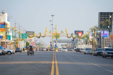 Wat Roi Phra Putthabat Phu Manorom, Mukdahan City, Tayland 'da yılanlar ve yılanlar. Tayland Budist tapınağı mimarisi. Turistik bölge simgesi.