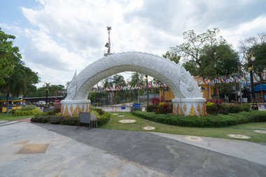 Wat Roi Phra Putthabat Phu Manorom, Mukdahan City, Tayland 'da yılanlar ve yılanlar. Tayland Budist tapınağı mimarisi. Turistik bölge simgesi.