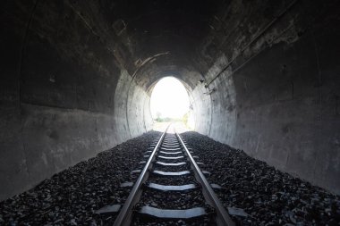 Tayland 'da Saraburi' de toplu taşıma konseptinde tren tünelinde eski bir klasik tren. .