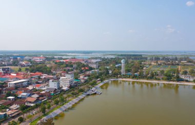 Tarım için göl ya da nehir olan köy suyunun havadan görünüşü. Doğa manzarası. Tesisat tankı aracı.