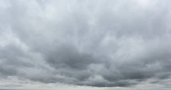 Dramatische Dunkelgraue Wolken Himmel Mit Regen Hintergrund Natur Landschaft — Stockfoto