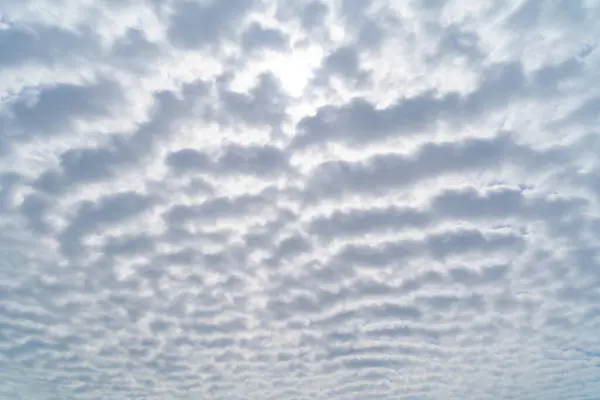 Açık Mavi Gökyüzü Beyaz Kabarık Bulutlar Öğle Vakti Gündüz Vakti — Stok fotoğraf