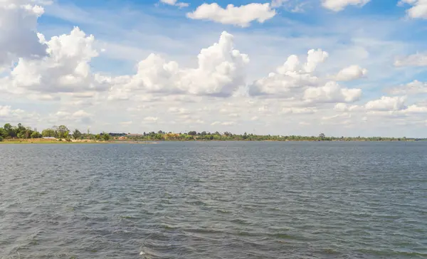 Yeşil dağ tepeli Mekong Nehri 'nin havadan görünüşü. Ubon Ratchathani, Tayland ve Laos 'taki doğa manzarası.