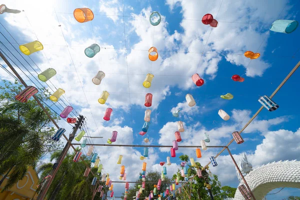 Seyahat ve tatil konseptindeki renkli fenerler ya da lambalar. Harikulchai Tapınağı, Lamphun, Tayland 'da geleneksel festival. Asya 'da geleneksel tören. Kutlama