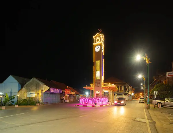 钟楼回旋 城市住房开发 泰国Nakhon Phanom市的房地产 夜间地产及地产 — 图库照片