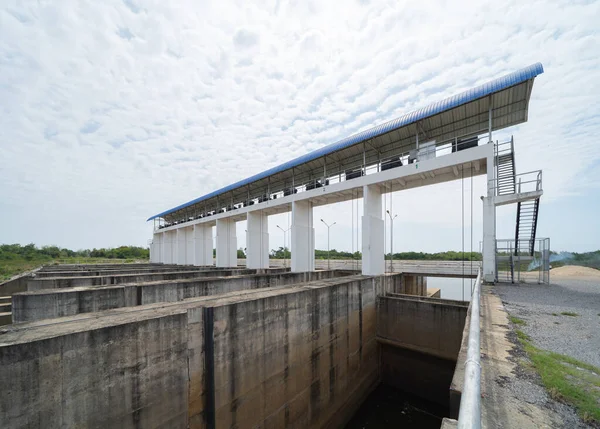 ダムタワークレーン タイの自然景観背景における電力のためのリサイクルエネルギー産業のコンセプトにおける貯水池と海水 環境について — ストック写真