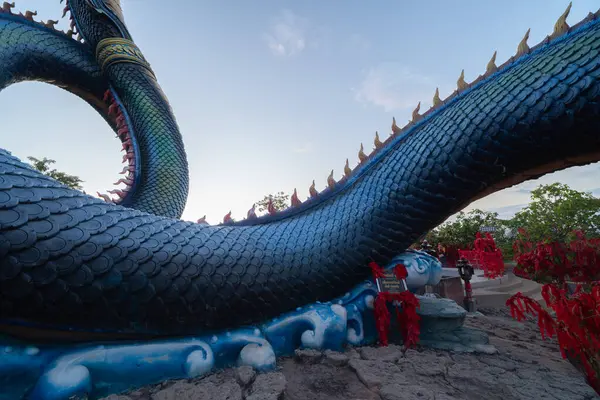 タイのムクダハン市ワット パットタバ マノロムにある蛇と蛇 タイの仏教寺院建築 観光名所ランドマーク — ストック写真