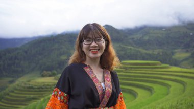 Taze çeltik pirinç terasları olan bir çiftçi kadın, Mu Cang Chai 'nin kırsal ya da kırsal kesimindeki yeşil tarım arazileri, Asya' daki dağ tepeleri vadisi, Vietnam. Doğa manzarası. İnsan yaşam tarzı.