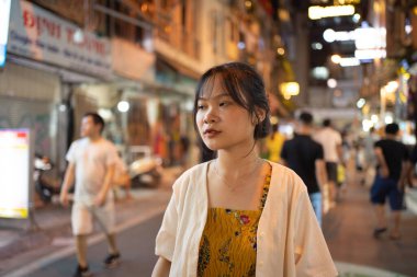 Mutlu Asyalı Vietnamlı kadın portresi Hanoi, Vietnam 'daki sokak fuarında gece pazarında geziyor. Perakende mağazaları