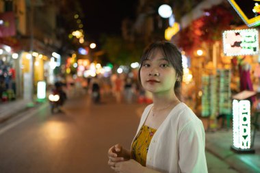 Mutlu Asyalı Vietnamlı kadın portresi Hanoi, Vietnam 'daki sokak fuarında gece pazarında geziyor. Perakende mağazaları