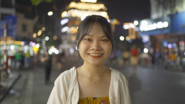 Mutlu Asyalı Vietnamlı kadın portresi Hanoi, Vietnam 'daki sokak fuarında gece pazarında geziyor. Perakende mağazaları