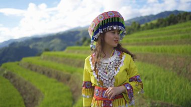 Taze çeltik pirinç terasları olan bir çiftçi kadın, Mu Cang Chai 'nin kırsal ya da kırsal kesimindeki yeşil tarım arazileri, Asya' daki dağ tepeleri vadisi, Vietnam. Doğa manzarası. İnsan yaşam tarzı.