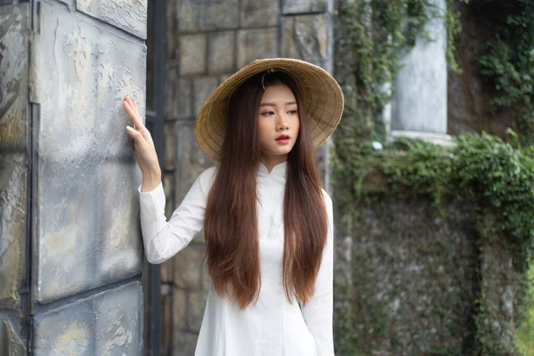 Porträtt Asiatiska Vietnamesiska Kvinna Med Vietnam Klänning Och Halm Hatt — Stockfoto