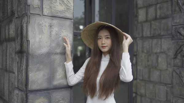 Ritratto Donna Vietnamita Asiatica Con Abito Vietnam Cappello Paglia Hanoi — Foto Stock