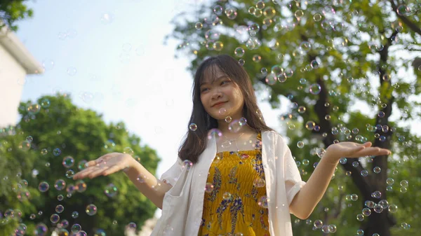 越南河内市区一名亚洲裔越南妇女带着泡泡走在街上的画像 — 图库照片