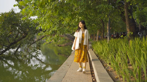 Portrait Happy Asian Vietnamese Woman Travel Public Park Garden Lake — Stock Photo, Image